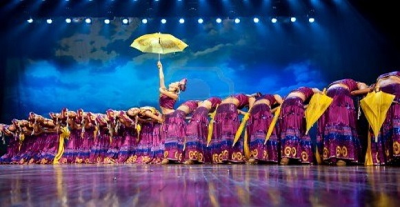 8465535-chengdu--sep-26-chinese-yi-ethnic-dance-performed-by-song-and-dance-troupe-of-liangshan-yi-autonomou